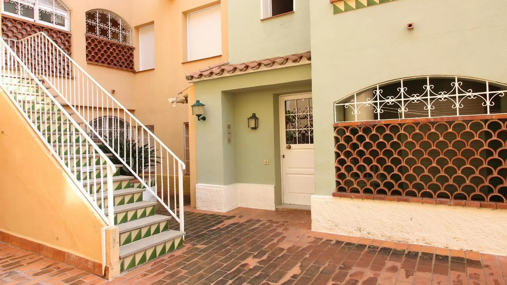 Apartamento Centrico Con Terraza Y Acceso Cercano A La Playa, Bares Y Mercado En Empuriabrava - Es-228-181