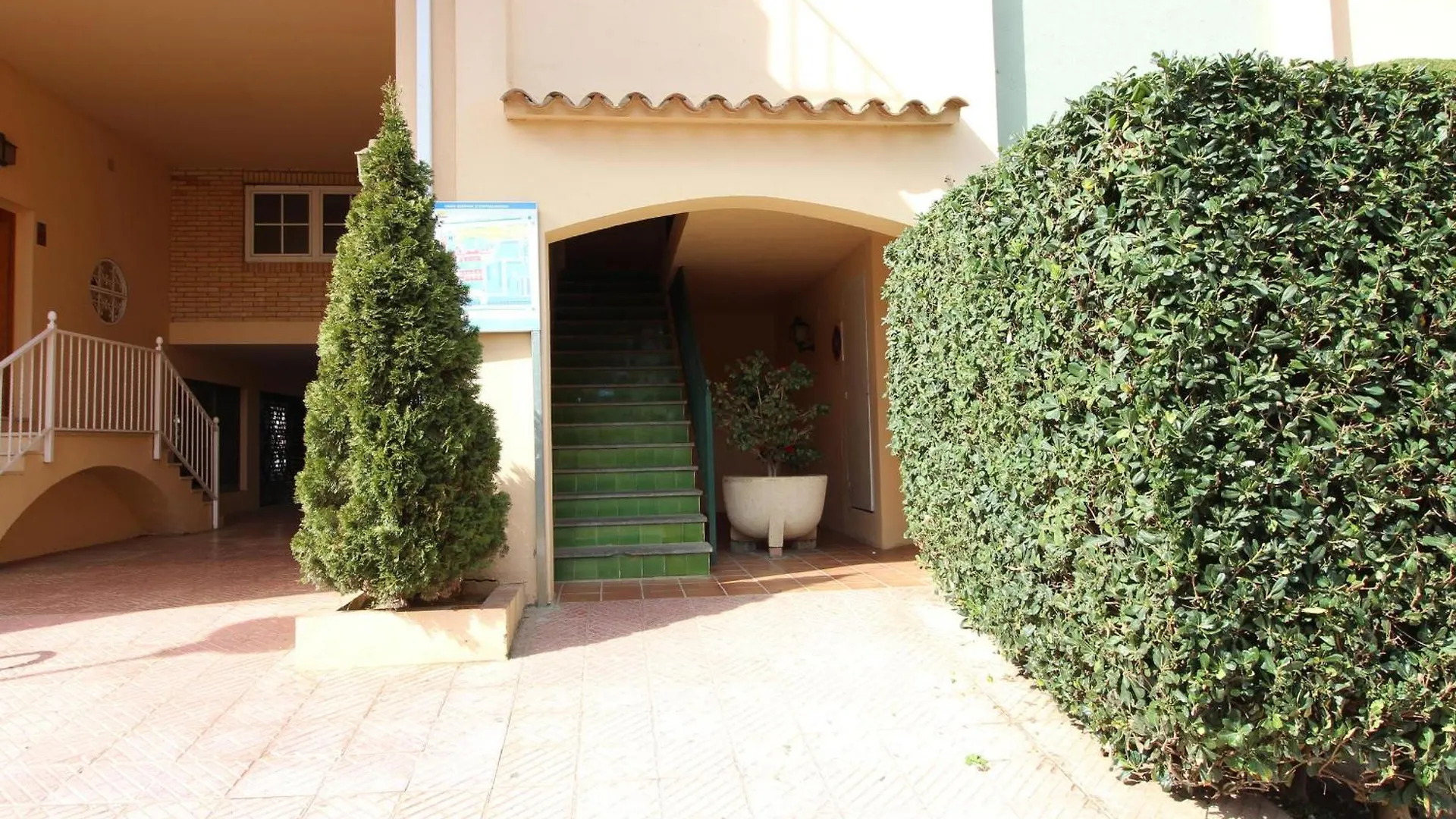 Apartment Apartamento Centrico Con Terraza Y Acceso Cercano A La Playa, Bares Y Mercado En Empuriabrava - Es-228-181