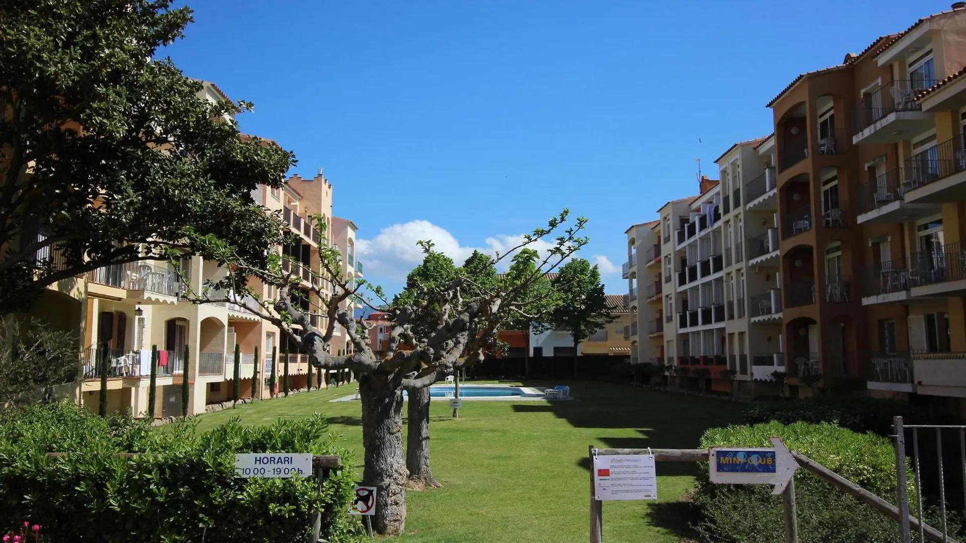 Apartment Apartamento Centrico Con Terraza Y Acceso Cercano A La Playa, Bares Y Mercado En Empuriabrava - Es-228-181