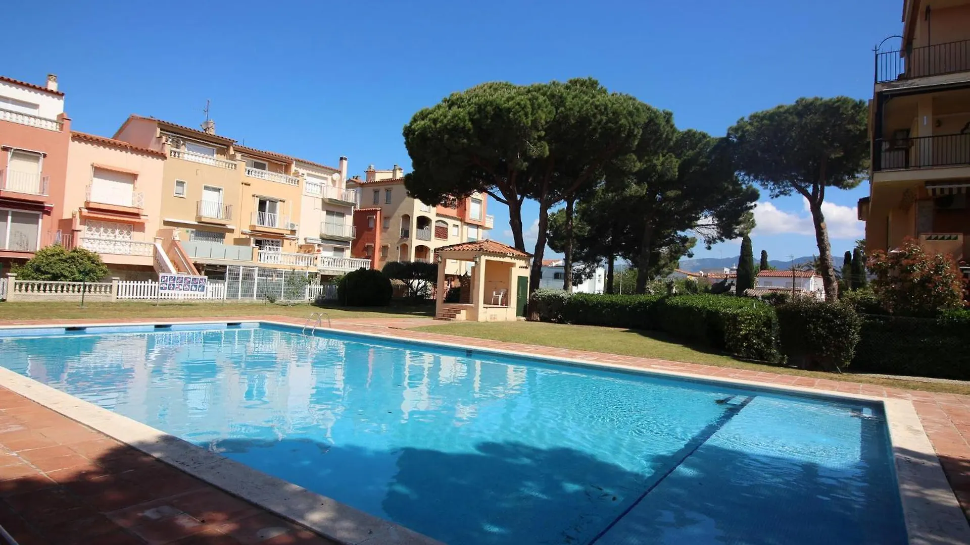 Apartment Apartamento Centrico Con Terraza Y Acceso Cercano A La Playa, Bares Y Mercado En Empuriabrava - Es-228-181